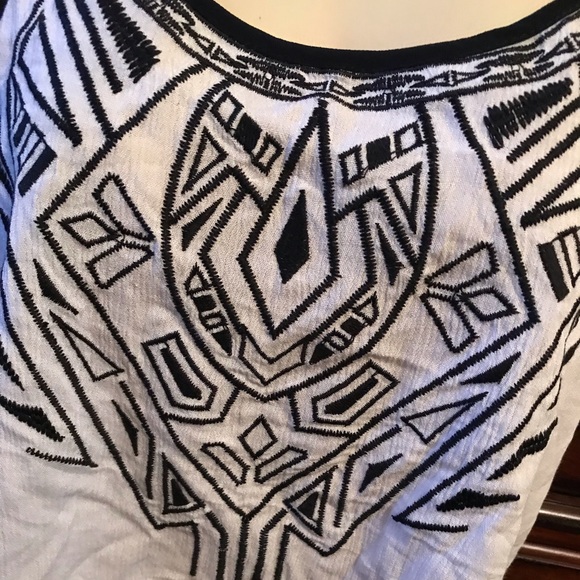 🌺 NWT FOREVER 21 EMBROIDERED RACERBACK TANK - Picture 2 of 6